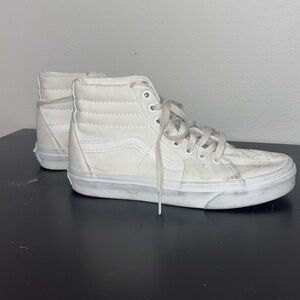 Size 7.5 women’s vans. Very well worn, dirty. Could use some cleaning.